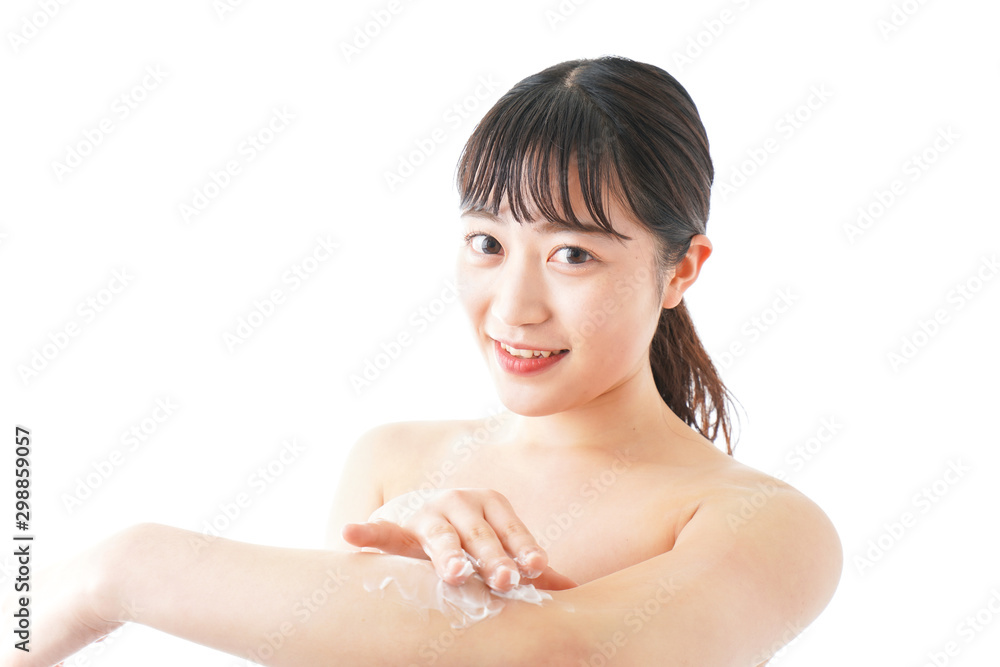 肌にクリームを塗る若い女性