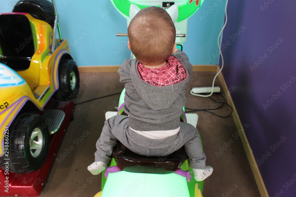 Obraz premium enfant qui fait du manège cheval