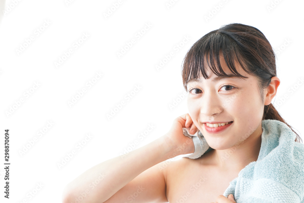 お風呂上がりの若い女性 お風呂上がりの若い女性