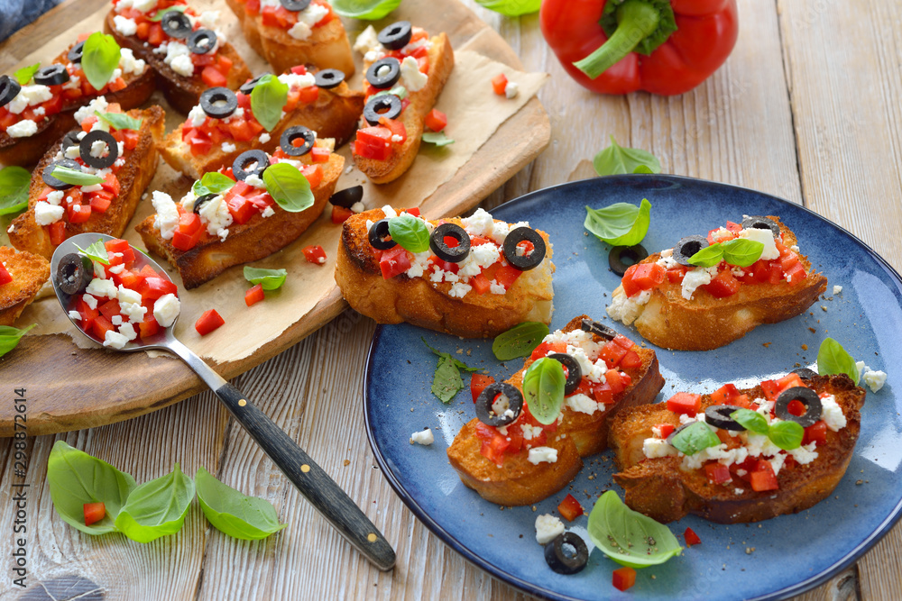 Foto de Bruschetta griechisch: Knusprig gebackene Pita-Scheiben belegt ...