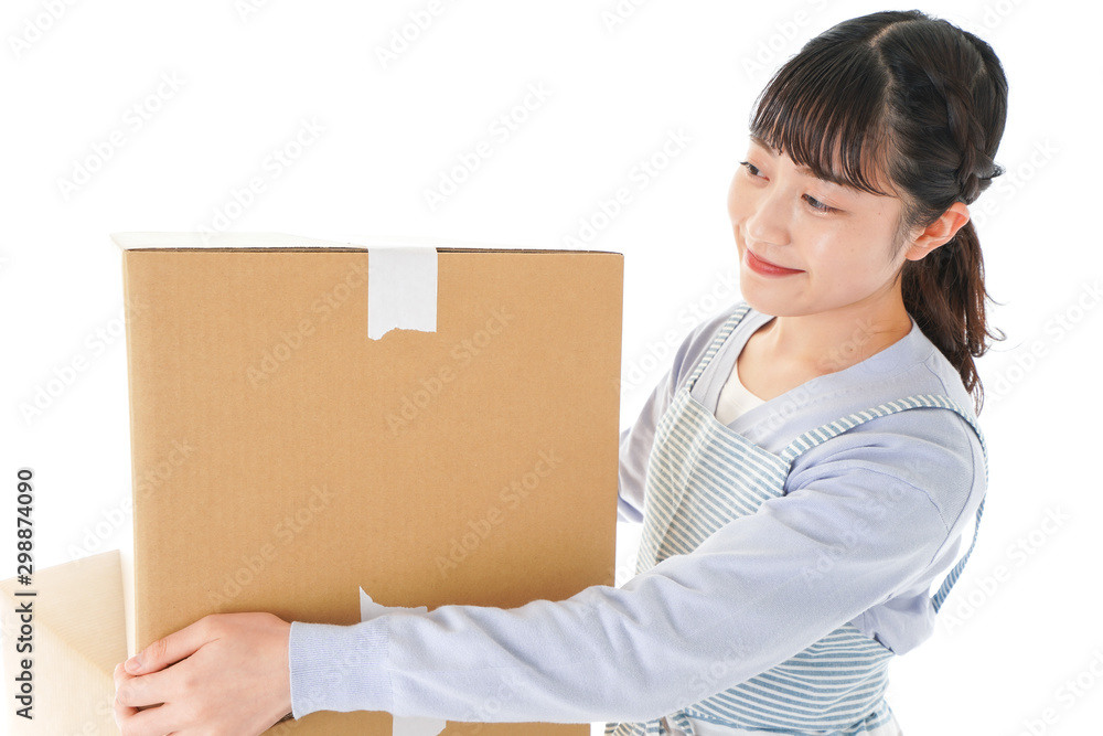 断捨離をする若い女性