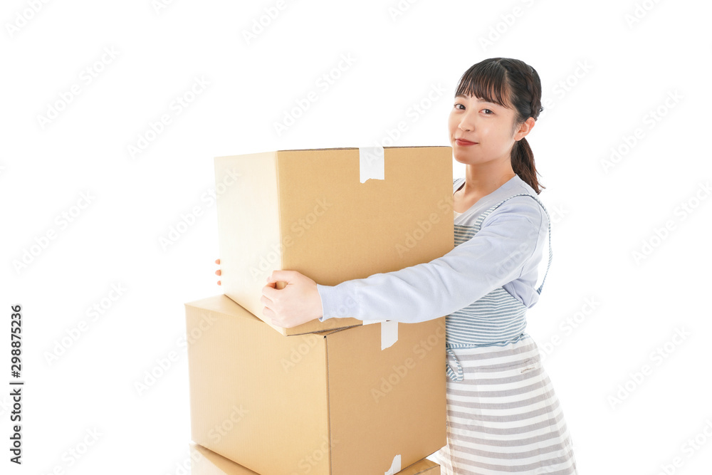 断捨離をする若い女性 断捨離をする若い女性