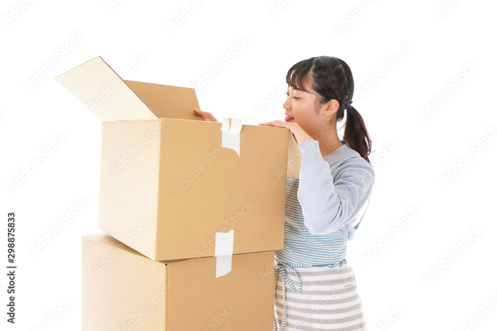 断捨離をする若い女性