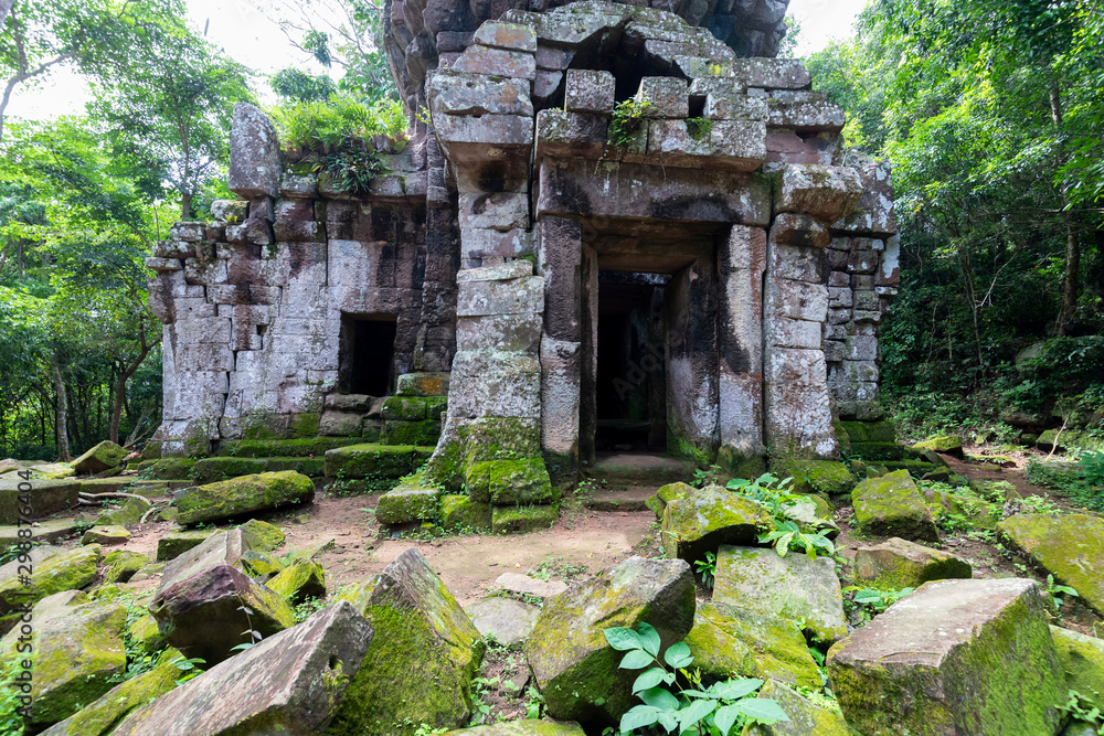 タイとカンボジアの国境の遺跡プラサートタクラベイ