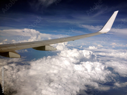 Passagierjet Flügel über den Wolken