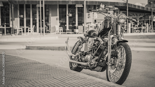 Foto black & white old school chopper motorcycle.jpg