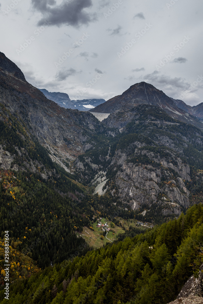 Die wunderbare Bergwelt des Wallis im Herbst 