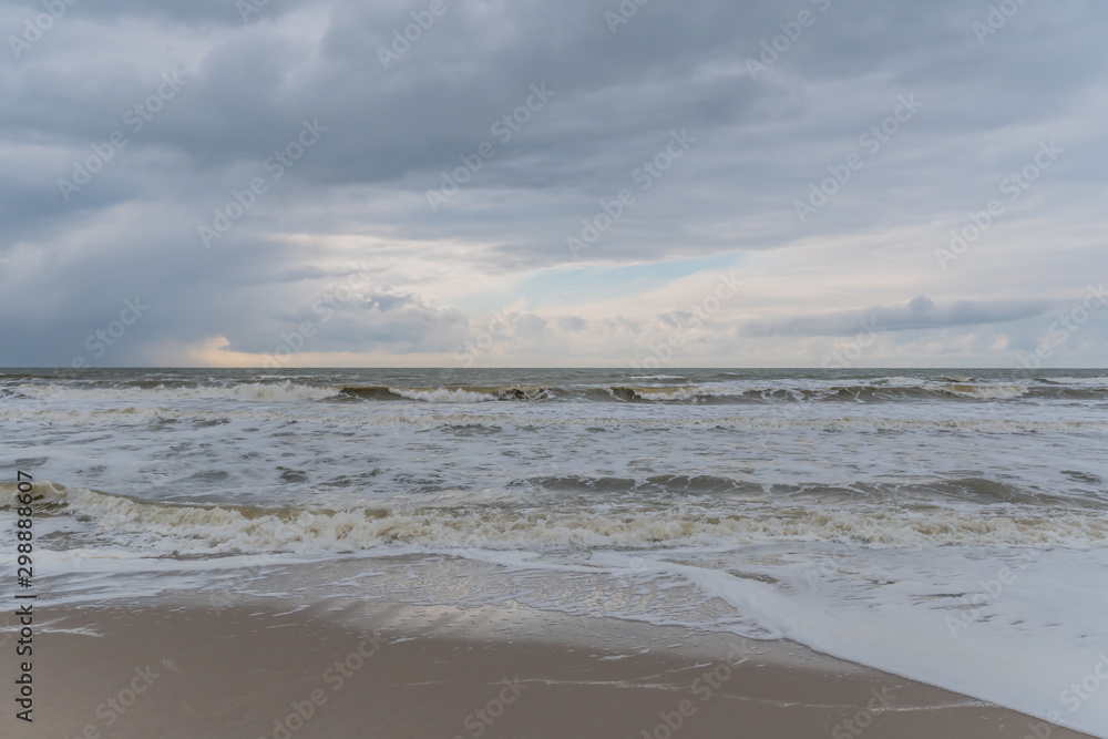Wetterwechsel am Strand mit Wind, Regen und dunkle Wolken 