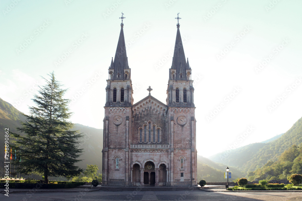 Basílica de Covadonga en Asturias con luz de mediodía difusa, España