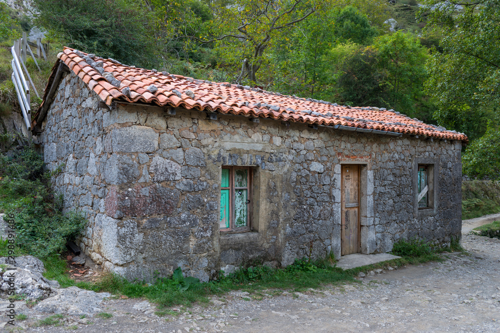 49/5000 Old mountain shelter in the peaks of Europe 49/5000 Old mountain shelter in the peaks of Europe