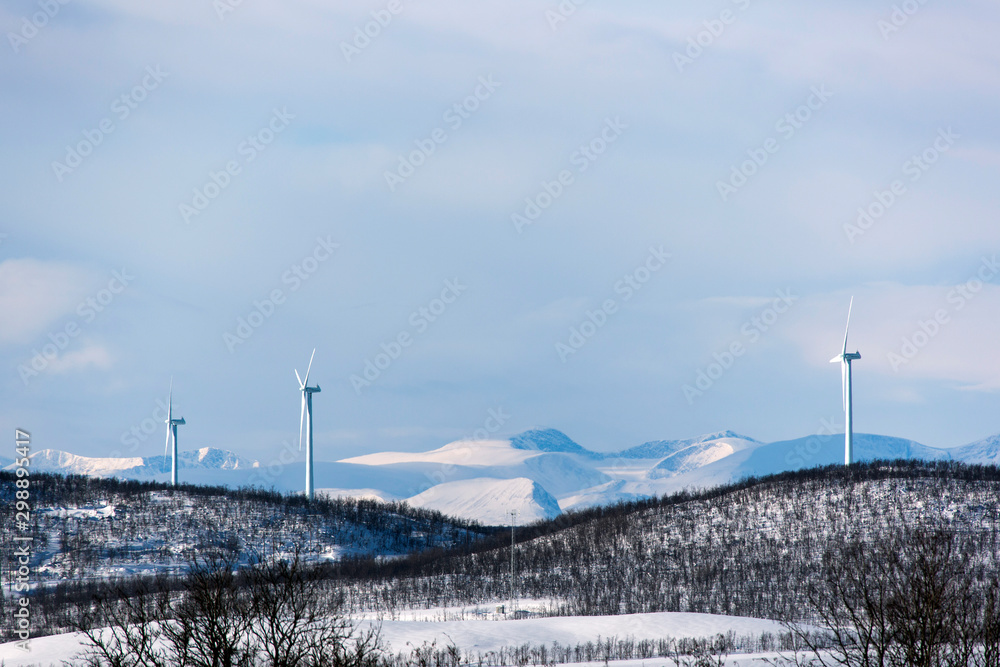Windkraftanlagen in winterlicher Landschaft