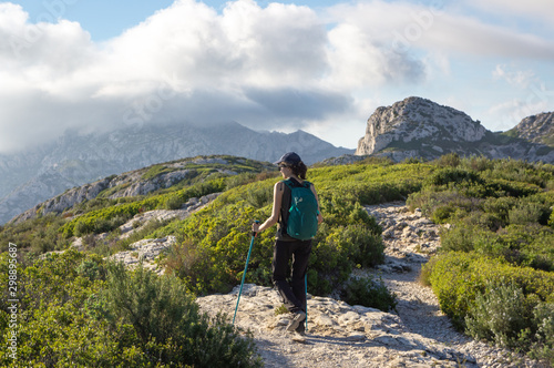 Jeune femme randonnant sur la crête de Morgiou, Marseille