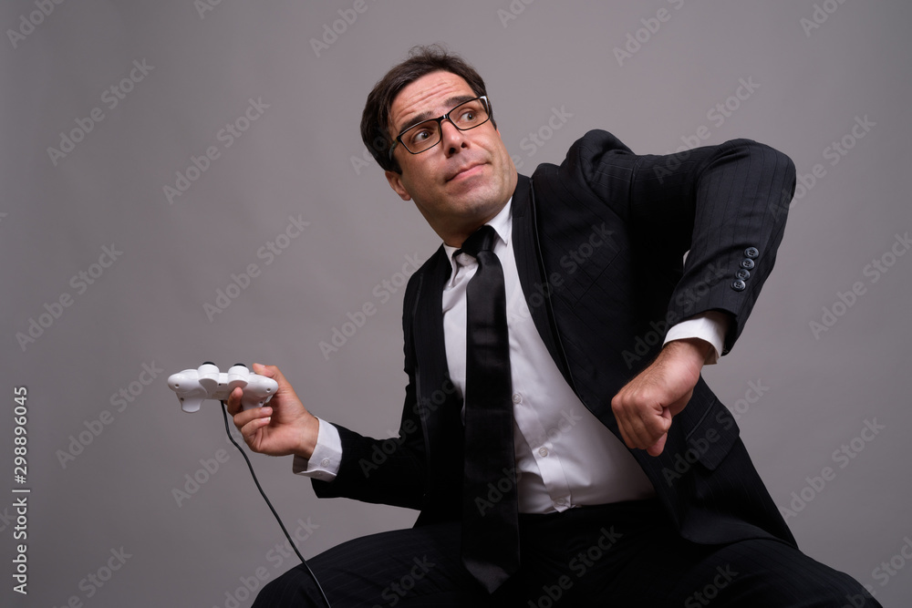 Naklejka premium Portrait of Persian businessman in suit playing games