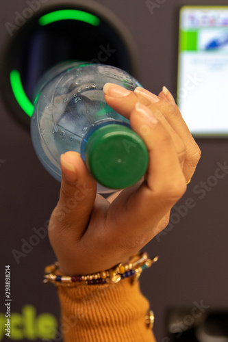 Junge Frau wirft Pfandflaschen in Automaten