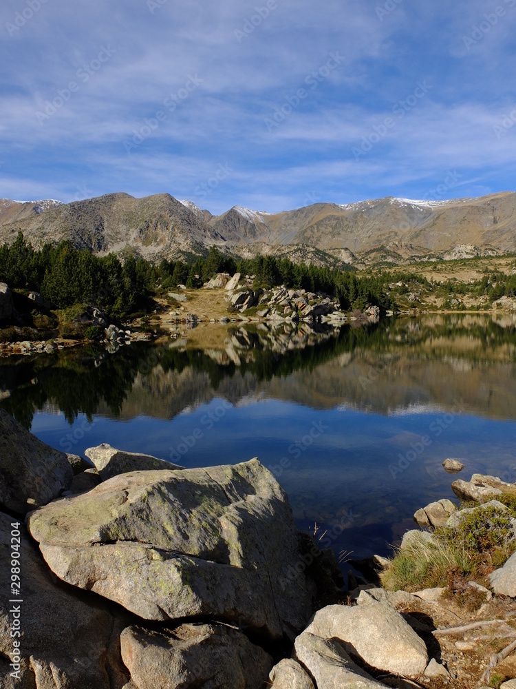 Fototapeta premium Lac de montagne des Bouillouses, massif du Carlit dans les pyrénées orientales 