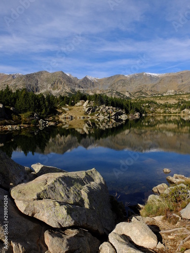 Lac de montagne des Bouillouses, massif du Carlit dans les pyrénées orientales 