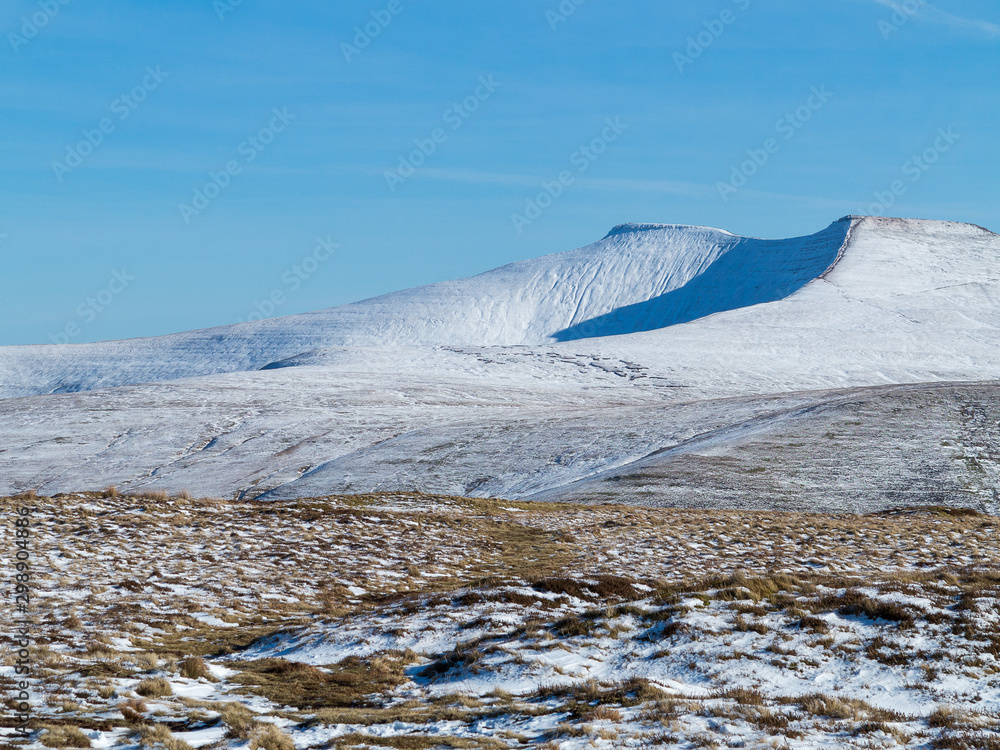 The peaks of Pen Y Fan and Corn Du in the Brecon Beacons National Park in winter. - obrazy, fototapety, plakaty 