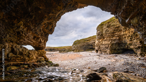 Foto Caves at Pebbled Beach, in a cove known as The Wherry, among Magnesian Limestone