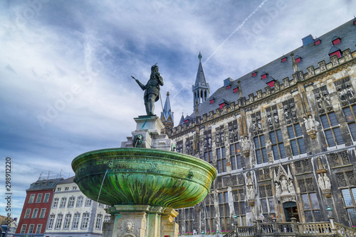 Historischer Brunnen und Rathaus in Aachen