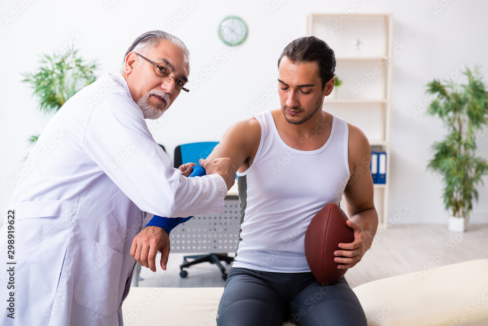 Obraz premium Young male patient visiting experienced doctor