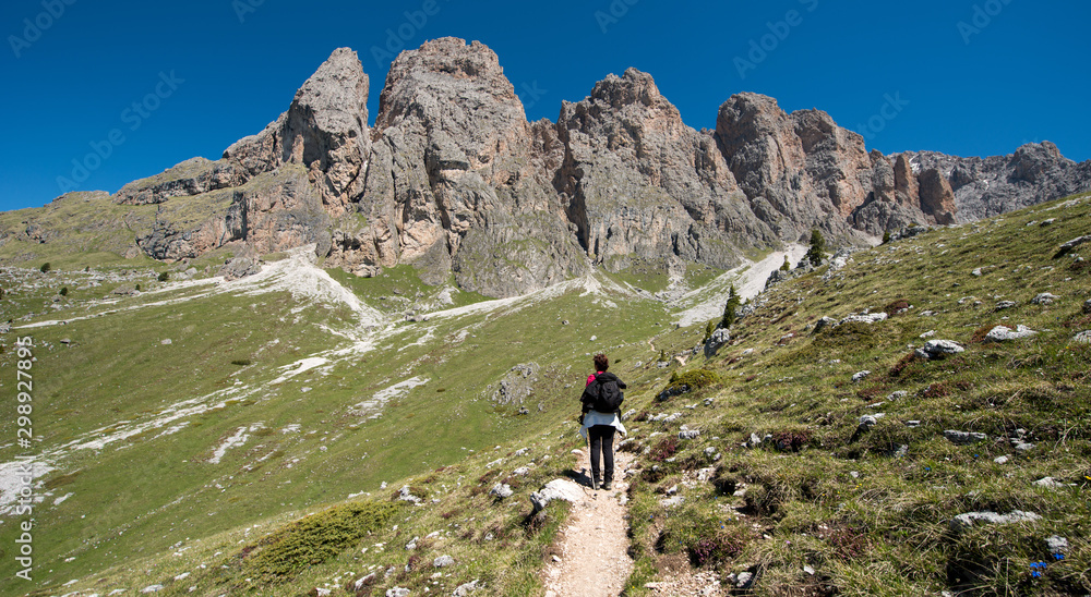 Naklejka premium Trekking in Gardena Valley