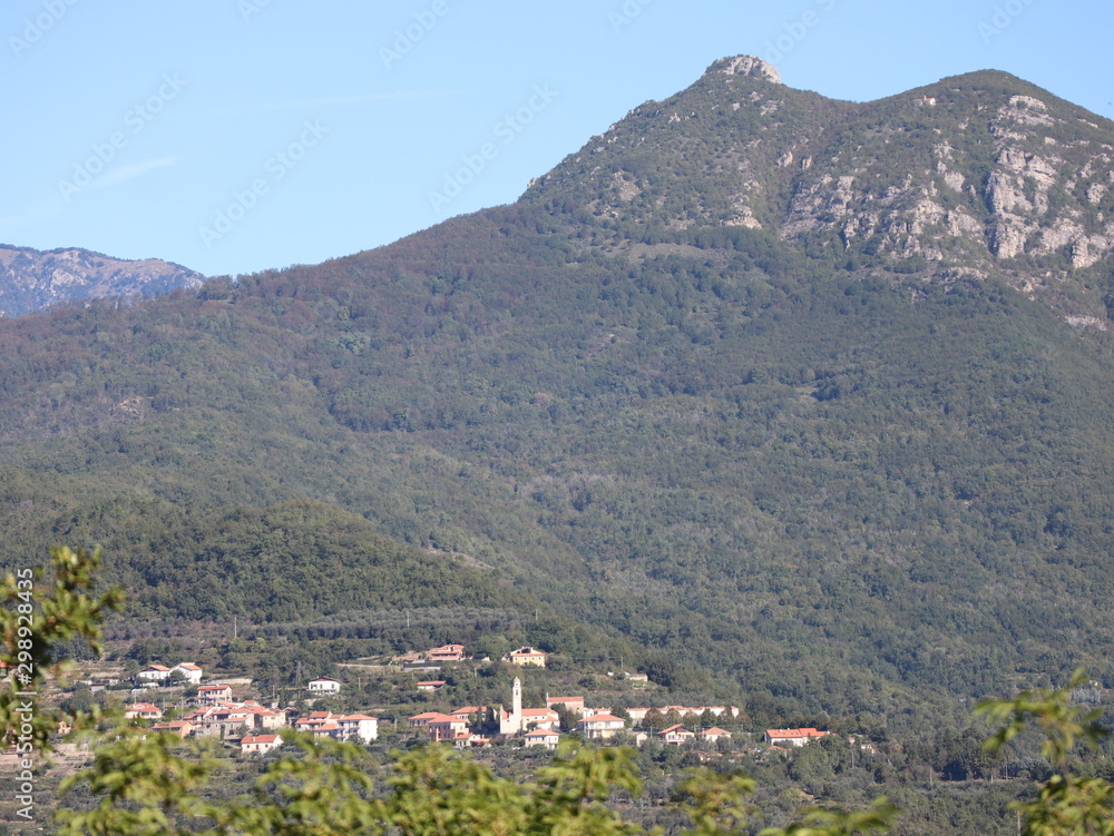 Blicke in die Berglandschaft Liguriens
