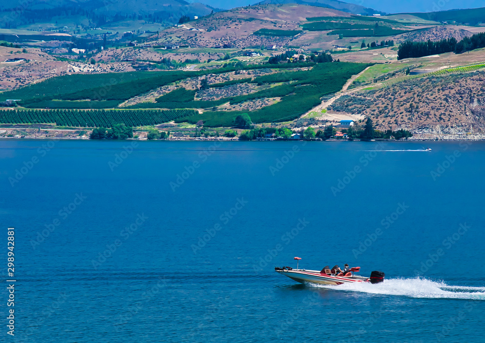 Obraz premium 2019-06-05 SPEED BOAT ON LAKE CHELAN