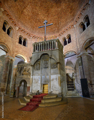 reproduction du saint sépulcre dans l'église de san stefano à Bologne