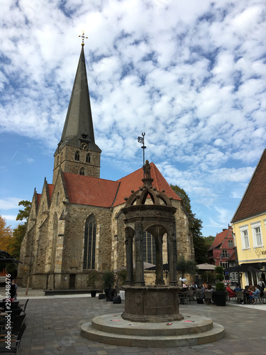 Neuer Markt Herford mit Blick auf den Neustädter Brunnen und die St. Johannis Kirche, Ostwestfalen