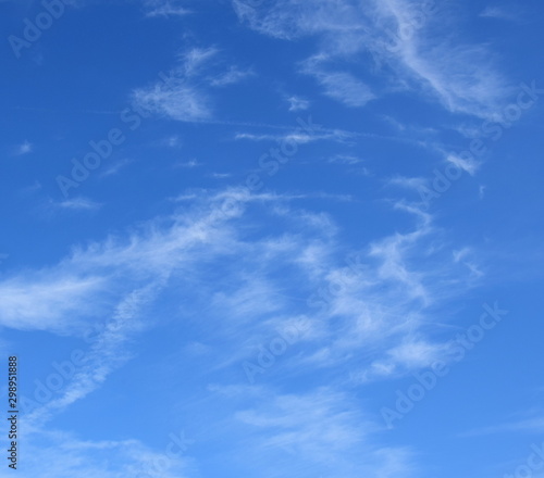 Wei  e Schleierwolken vor blauen Himmel