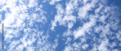 Wei  e Sch  fchenwolken - Wolkenbild - blauer Himmel