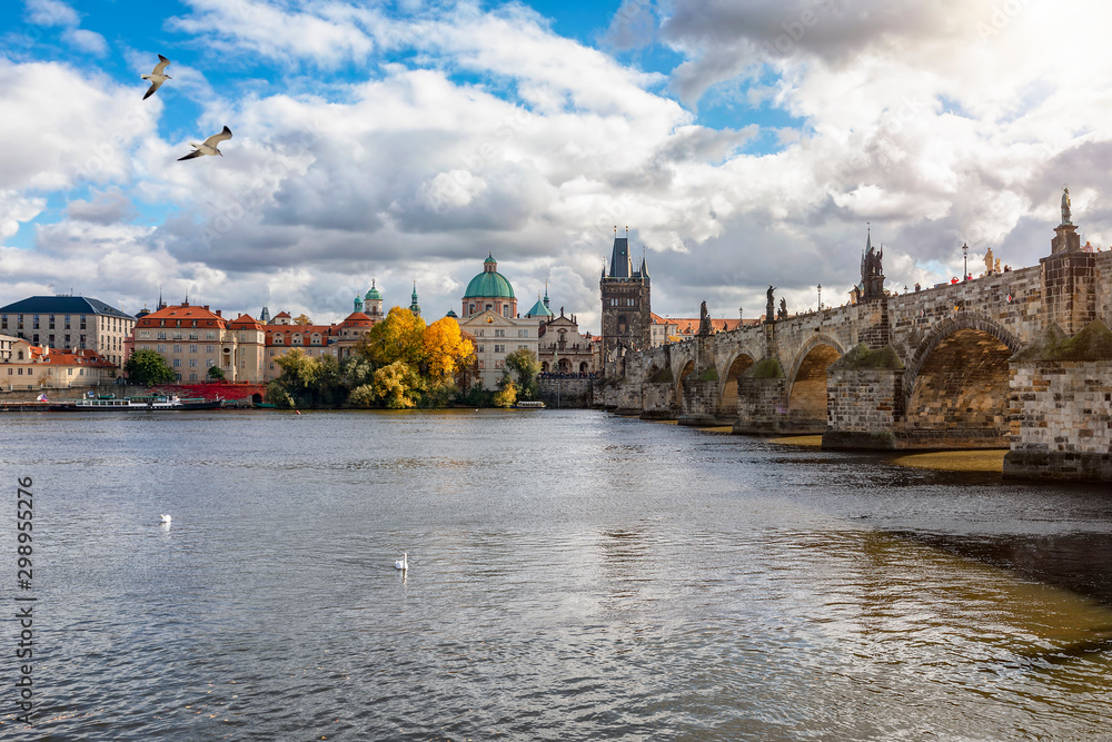 Blick über die Moldau auf die Karlsbrücke und Altstadt von Prag, Tschechien, an einem sonnigen Herbstag Blick über die Moldau auf die Karlsbrücke und Altstadt von Prag, Tschechien, an einem sonnigen Herbstag