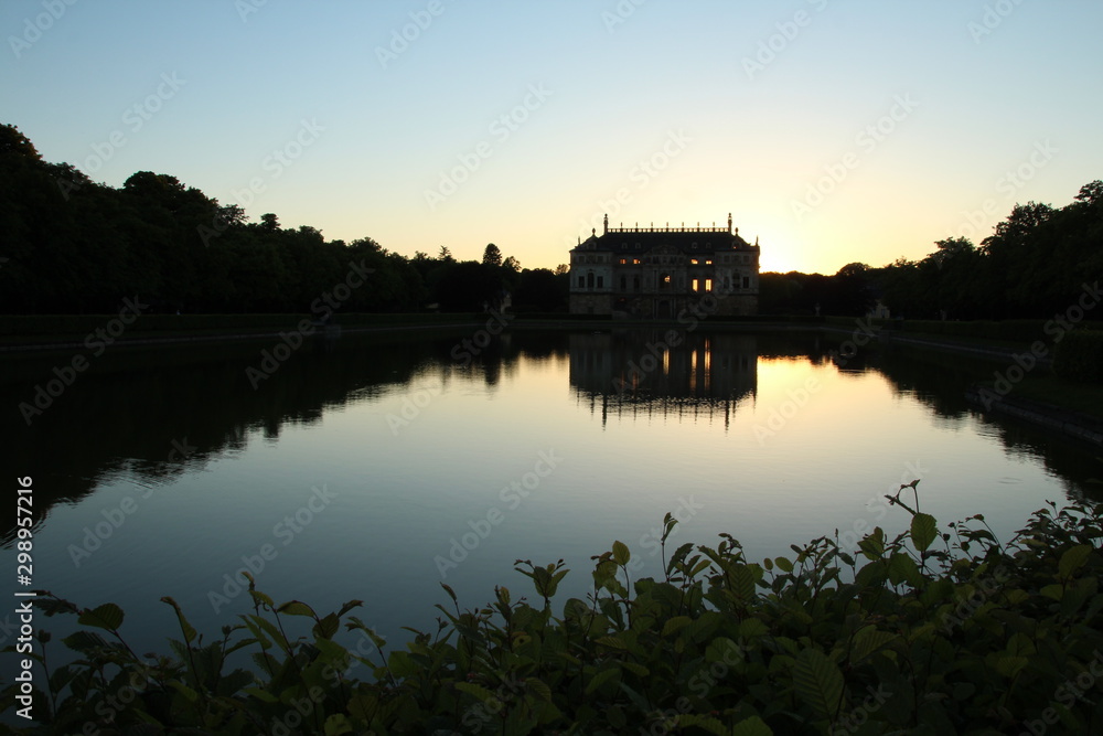 Schloss am See im Abendlicht