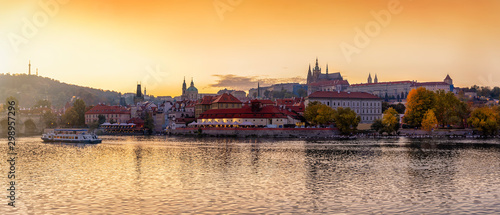 Panorama der Altstadt von Prag mit der Prager Burg und dem Fluss Moldau bei Sonnenuntergang im Herbst, Tschechien