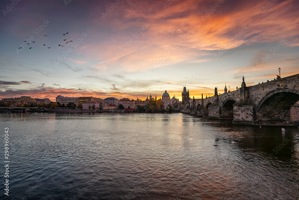 Blick über die Moldau auf die Silhouette der Altstadt und der Karlsbrücke von Prague, Tschechien, bei Sonnenaufgang