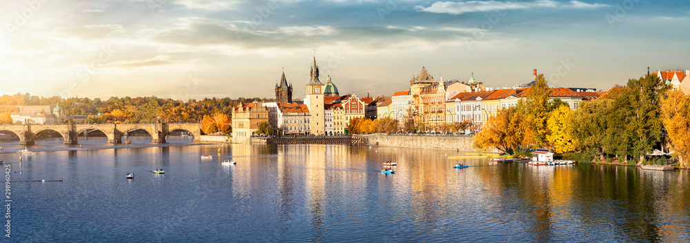 Blick auf das Herbstliche Prag bei goldenem Sonnenuntergang im Oktober mit Altstadt, Karlsbrücke und Moldau Fluss - obrazy, fototapety, plakaty 