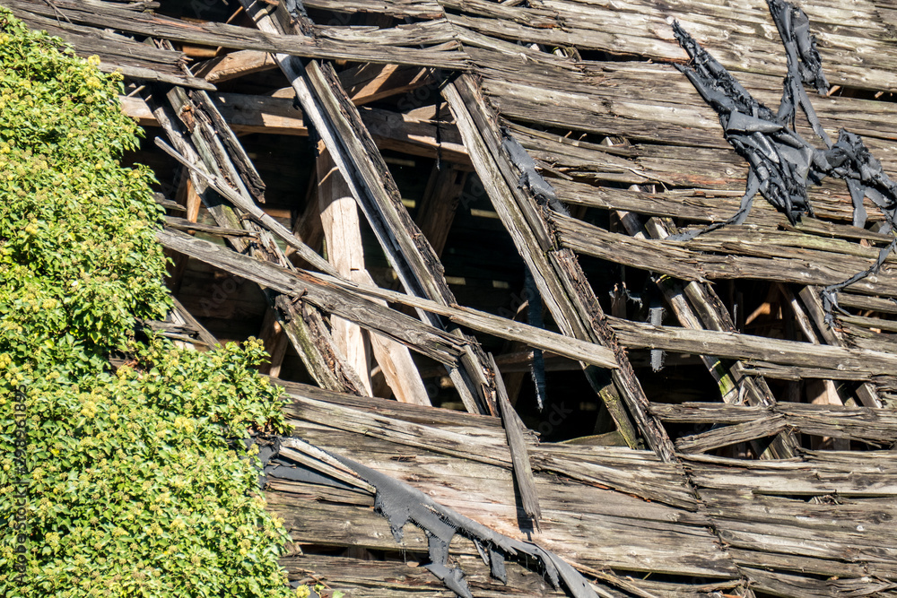 Völlig kaputtes Dach einer alten Scheune