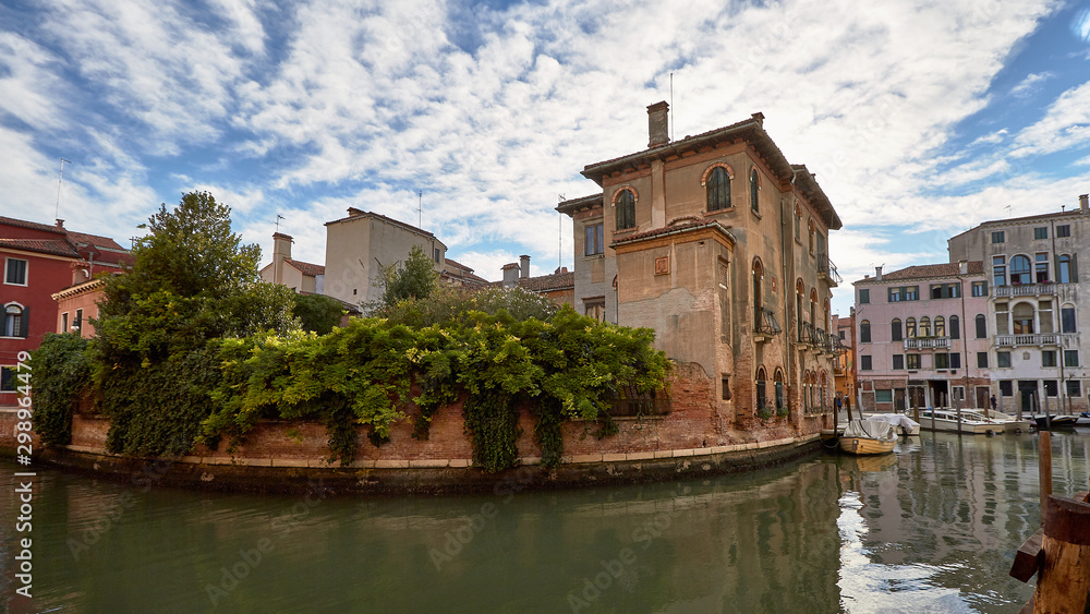 Edificios antiguos de Venecia a la orilla de una canal