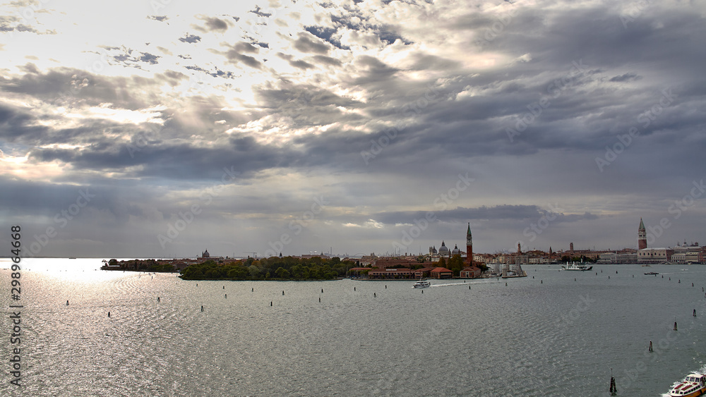 panoramica de Venecia y sus islas cercanas al atardecer