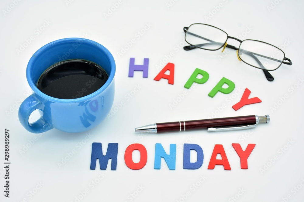 © KukiLadrondeGuevara - Feliz lunes, hecho con letras de colores, y una taza azul de café © KukiLadrondeGuevara - Feliz lunes, hecho con letras de colores, y una taza azul de café