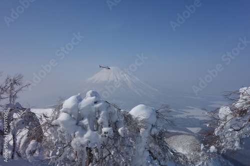 Blick auf Mount Yotei auf Hokkaido Japan im Winter mit Helicopter vorbeiflug 