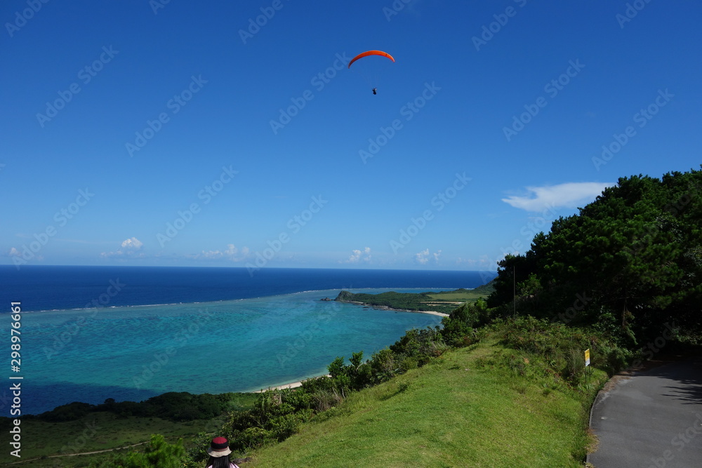 Paragliding über dem Meer im Pazifik am Strand von Ishigaki Japan Paragliding über dem Meer im Pazifik am Strand von Ishigaki Japan