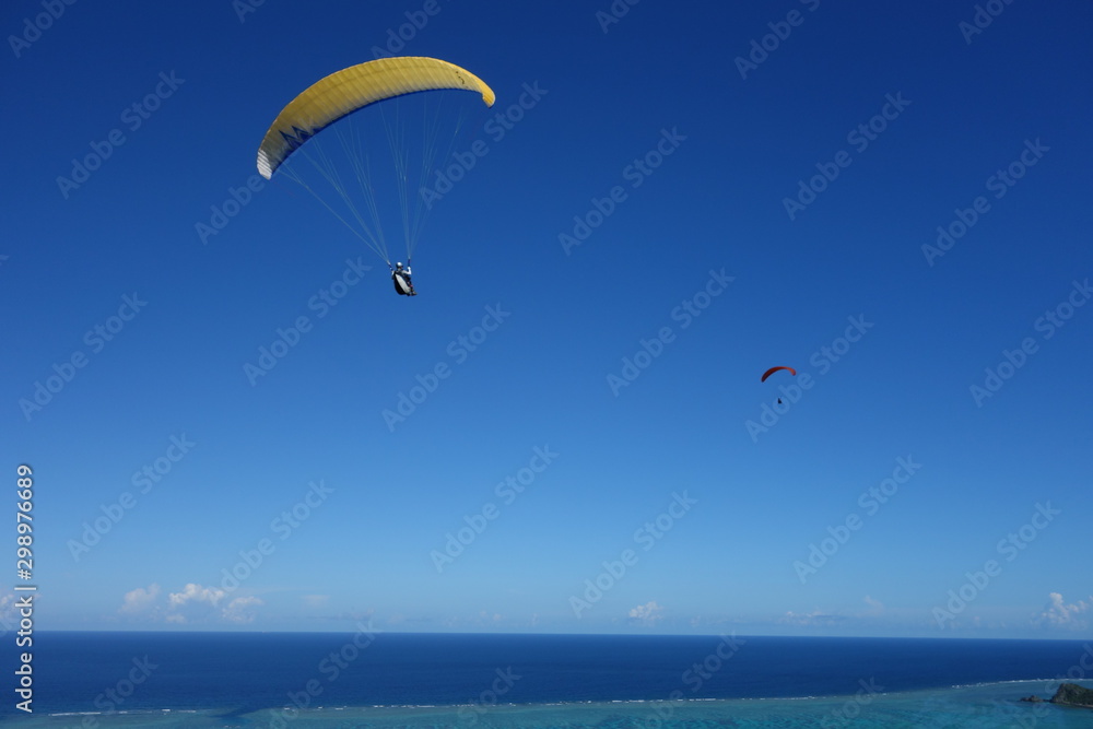 Paragliding über dem Meer im Pazifik am Strand von Ishigaki Japan Paragliding über dem Meer im Pazifik am Strand von Ishigaki Japan