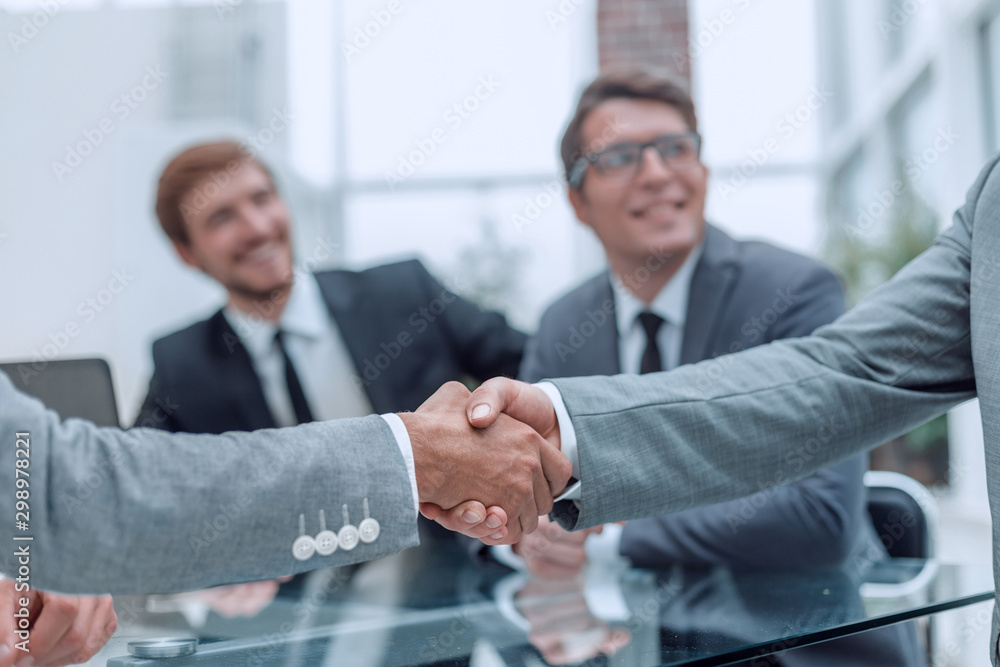 handshake of business people on a blurred office background. - obrazy, fototapety, plakaty 