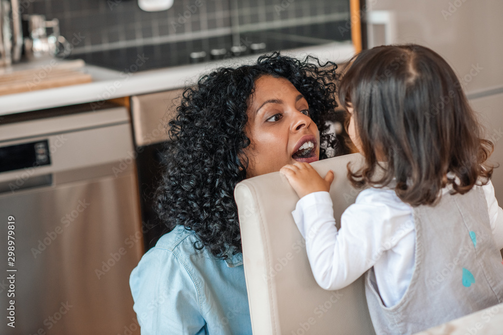 Ταπετσαρία Smiling mom playing peekaboo with her cute little daughter