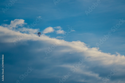 Heissluftballon am blauen Himmel