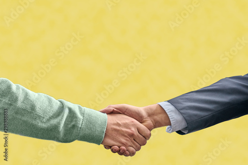Foto handshake on yellow background verbal agreement concept
