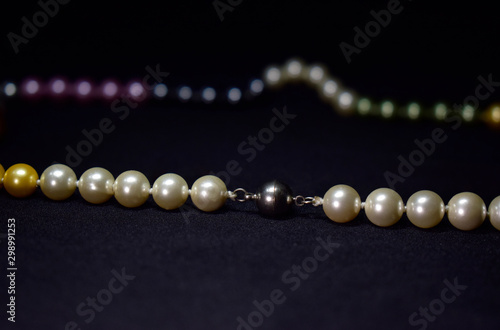 Real pearl necklacernIs a natural pearl that comes from shells, beautiful and expensive