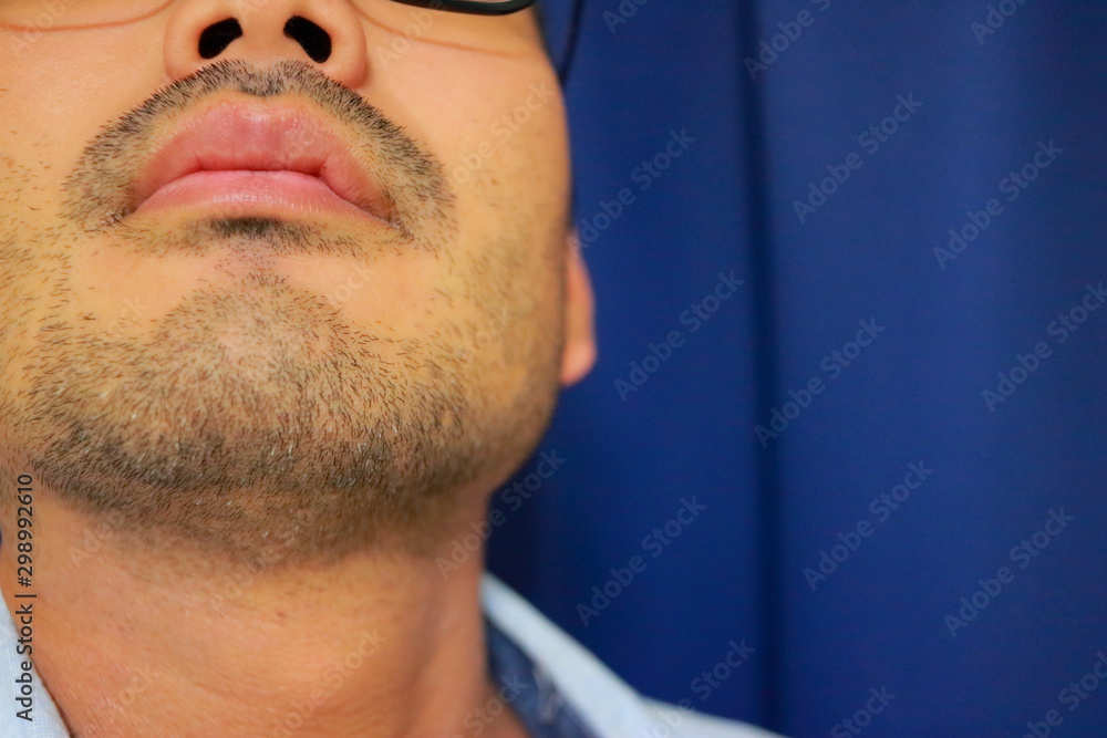 Obraz premium 無精髭を生やしたアジア人学生