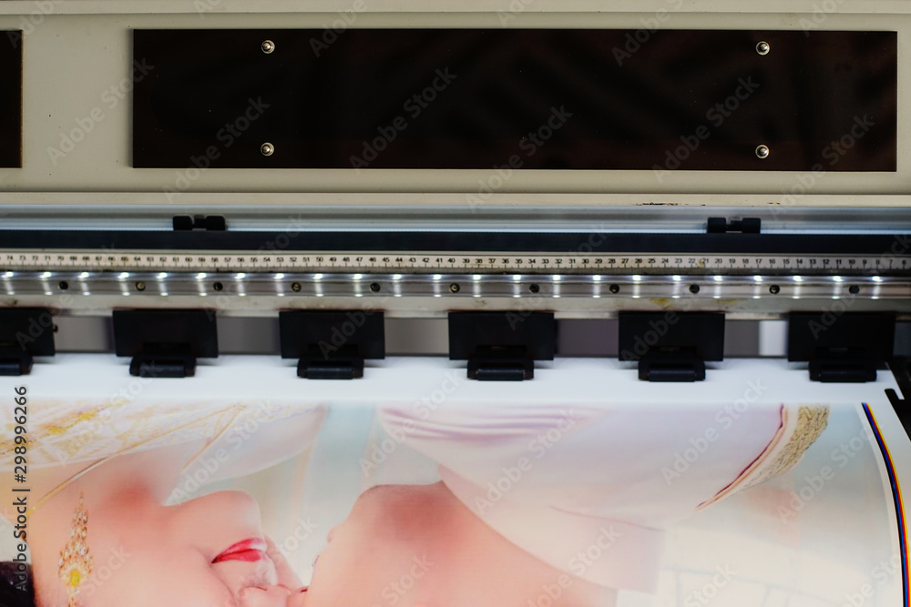 Large inkjet printer with printing on vinyl paper with lighting in